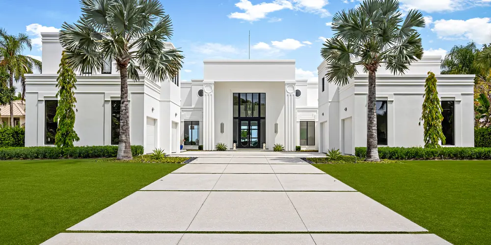 This modern architecture highlights the blend of aesthetics and functionality, presenting a harmonious environment that appeals to those seeking luxury and comfort in their living spaces. The strategic use of color and texture, combined with a focus on user experience, positions this home as both visually appealing and highly livable.